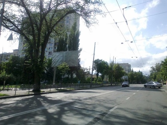 Фото рекламної площини за адресою Мельникова ул., 41 перед ст. метро Лукяновка, в напр. "Променада"