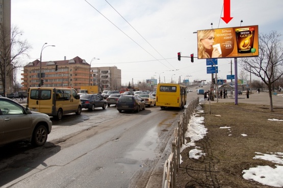 Фото рекламной плоскости по адресу Тимошенко Марш. ул./ул. Луговая, в сторону ТЦ "Каравана", на светофоре
