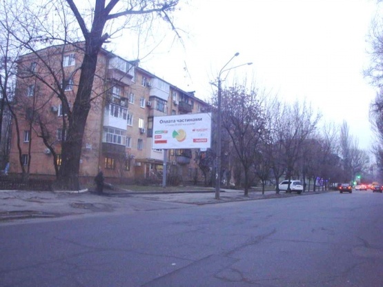 Фото рекламної площини за адресою Плеханова ул.,  возле дома №22, (РОВД Кировского р-на, салон-магазин "МТС", "ПриватБанк"), в направл. ул. Коцюбинского