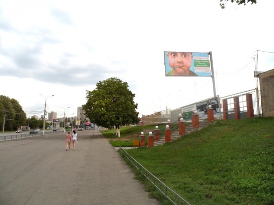 Фото рекламної площини за адресою Юбилейный просп. 182 (50-ти летия ВЛКСМ просп), (авторынок "Барабашово", АЗС "ОККО", магазин "Karolina Valiant", "Ковры Люкс"), в напавл. просп. 50-летия СССР