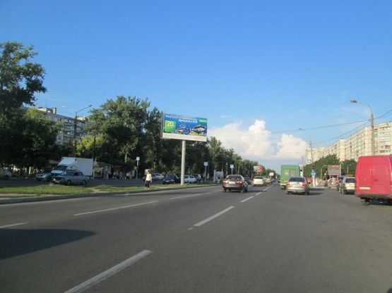 Фото рекламной плоскости по адресу Салтовское шоссе, 248, (ТЦ "Класс", маркет "АТБ", "Серебряный ручей", ПриватБанк, аптека "Здоровье"), в сторону Окружной дороги, на разделителе