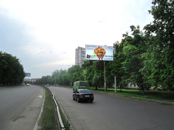 Фото рекламной плоскости по адресу Юбилейный просп. 67(№1) (50-ти летия ВЛКСМ просп), (детская поликлиника №7, ПриватБанк, "Кулиничи"), в направл. ул. Академика Павлова
