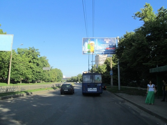 Фото рекламной плоскости по адресу Юбилейный просп.67(№2) (50-ти летия ВЛКСМ просп),  (детская поликлиника №7, ПриватБанк, "Кулиничи"), в направл. ул. Академика Павлова