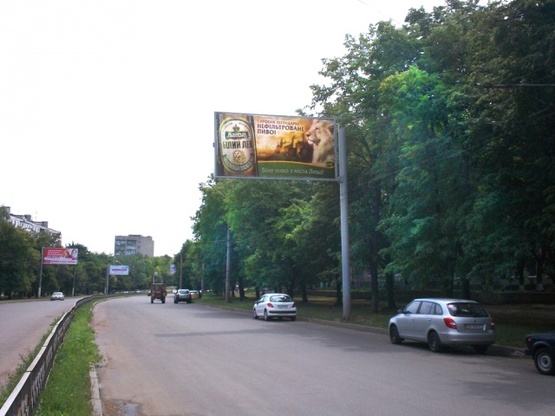 Фото рекламной плоскости по адресу Юбилейный просп. 76 (50-ти летия ВЛКСМ просп), (детская поликлиника №7, ОщадБанк, кафе "Мартекс", Аптека "Низких цен", "911"), в сторону Салтовского шоссе