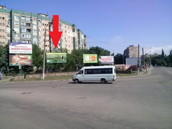 Фото рекламной плоскости по адресу Ленина ул. - Украинская ул. (маркет "VARUS", питомник "Smart Mustache", "TL auto", бытов.химия "Sano"), в направл. в центр города