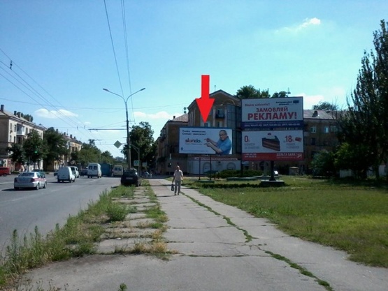 Фото рекламной плоскости по адресу ул. Электрическая/Кремлевская., район КРЭС, (тур-агенство "Мира-Тур", ПриватБанк, "Товары для дома", "Версаль", серв.центр "Киевстар"), в сторону центра города