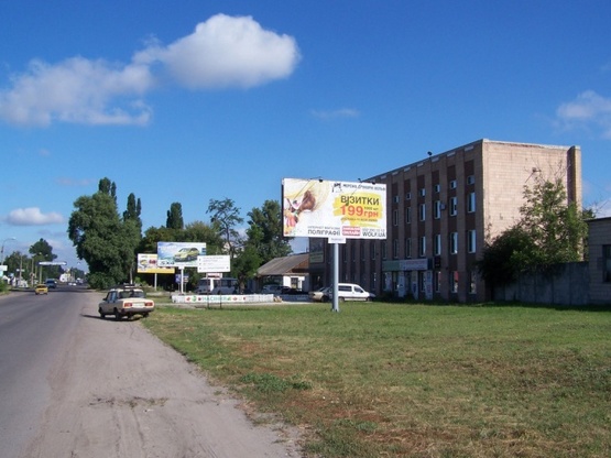 Фото рекламной плоскости по адресу Чигиринская ул., ("ЧМК"-мебельный комбинат, салон "АИС", Черкасский городской РЭС), в направл. бул. Т.Шевченко