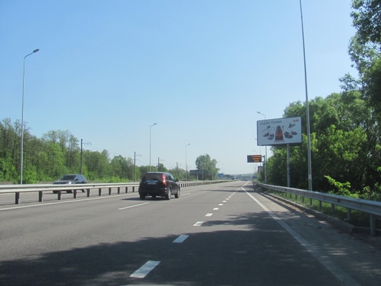 Фото рекламной плоскости по адресу Новообуховская трасса (Днепропетровское шоссе), в направлении из г.Киева, за 3км. перед ТЦ"Мегамаркет", 350м после поворота на с. Лесники, 4км+800метров