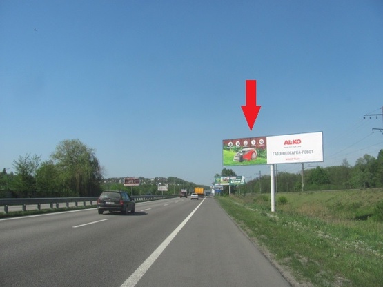 Фото рекламной плоскости по адресу Новообуховская трасса (Днепропетровское шоссе), в направлении г.Киев после ТЦ "Мегамаркет",5км+400метров, левая