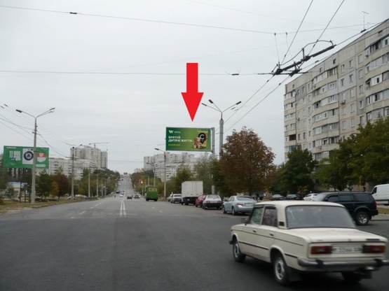 Фото рекламної площини за адресою ул. Гвардейцев Широненцов, 121 ( маркет ПОСАД, СМ АТБ  Вива Пицца),  направление к ул.Дружбы  Народов