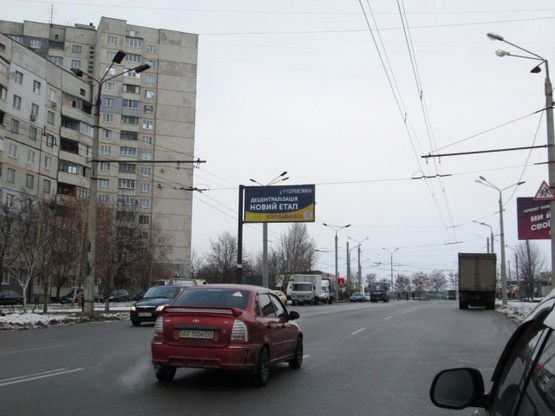 Фото рекламної площини за адресою ул. Гвардейцев Широненцов, 121 ( маркет ПОСАД, СМ АТБ  Вива Пицца),  направление к ул.Н.Ужвий