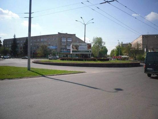 Фото рекламной плоскости по адресу м. Рівне, кільце на перехресті вул. Відінської та вул. Курчатова