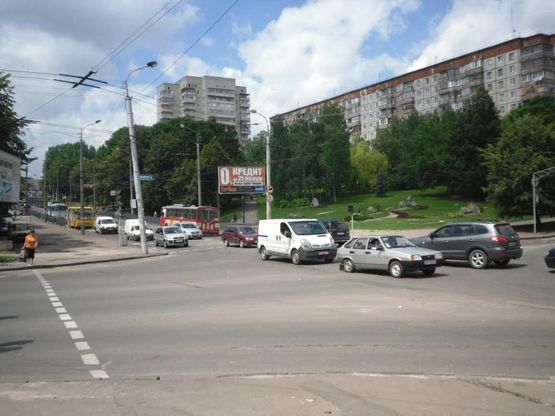 Фото рекламної площини за адресою м. Рівне, вул. вул. Київська, 77 (перехрестя з вул. Костромською)