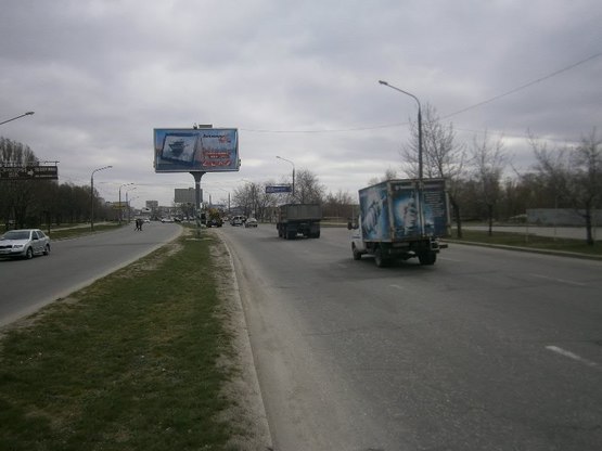 Фото рекламной плоскости по адресу Набережна магістраль - вул.Фортечна, "АШАН", "Сіті Мол", напрямок руху до вокзалу (призматрон)