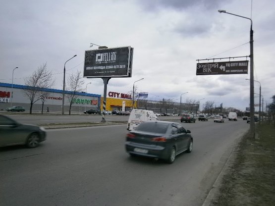 Фото рекламної площини за адресою Набережна магістраль - вул.Фортечна, "АШАН", "Сіті Мол", напрямок руху до порту (призматрон)