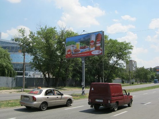 Фото рекламной плоскости по адресу Набережна магістраль  – пішохідний міст(призматрон), напрямок руху до вокзалу