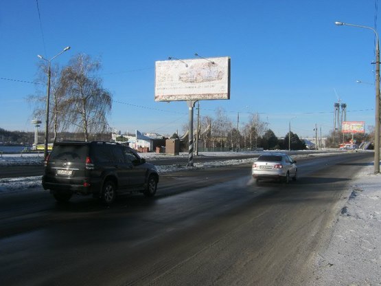 Фото рекламної площини за адресою Набережна магістраль  – пішохідний міст(призматрон), напрямок руху до порту