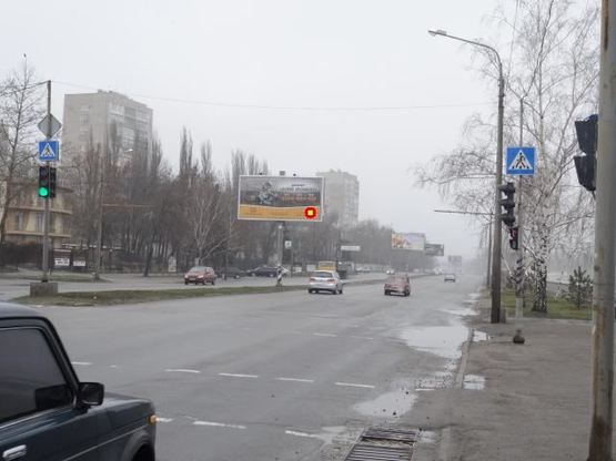 Фото рекламної площини за адресою Набережна магістраль  – вул.Немировича-Данченка, "Рибацький стан", напрямок руху до вокзалу (призматрон)