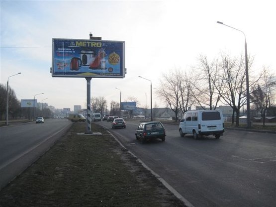 Фото рекламной плоскости по адресу Набережна магістраль – вул.Крива Бухта, "Сіті мол", напрямок руху до вокзалу (призматрон)