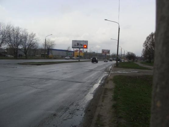 Фото рекламной плоскости по адресу Набережна магістраль – вул.Крива Бухта, "Сіті мол", напрямок руху до порту (призматрон)