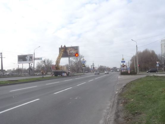 Фото рекламної площини за адресою Набережна магістраль  – вул.Фортечна, (гаражі), напр. руху до порту(призматрон)