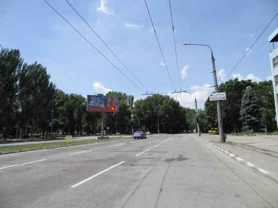 Фото рекламной плоскости по адресу Південне шосе (розподільча смуга) - пр.Металургів (напрямок руху від вул.Дігональної) (призматрон)