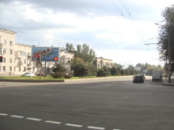 Фото рекламной плоскости по адресу пр.Металургів -вул.Б.Хмельницького, напрямок руху від пр.Соборного (призматрон)