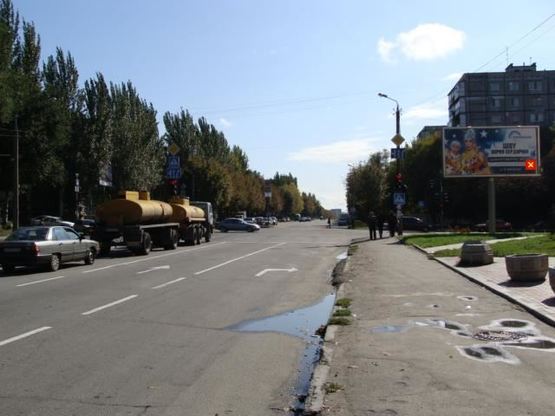 Фото рекламной плоскости по адресу вул.Шкільна – вул.Українська , ст.А (призматон)