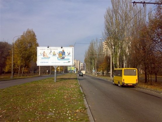 Фото рекламной плоскости по адресу вул.Бородинська, д.6, напрямок руху до вул.Ладожскої (Амстор) (призматрон)