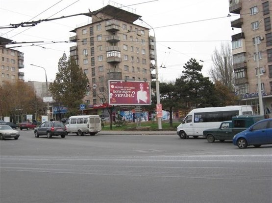 Фото рекламной плоскости по адресу пр.Леніна,22 -вул.Горького, - маг.“Сігнал” (призматрон)