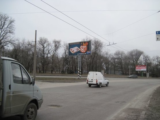 Фото рекламной плоскости по адресу пр.Соборний -вул.Б.Хмельницького, ст.Б (напрямок руху до греблі) (призматрон)
