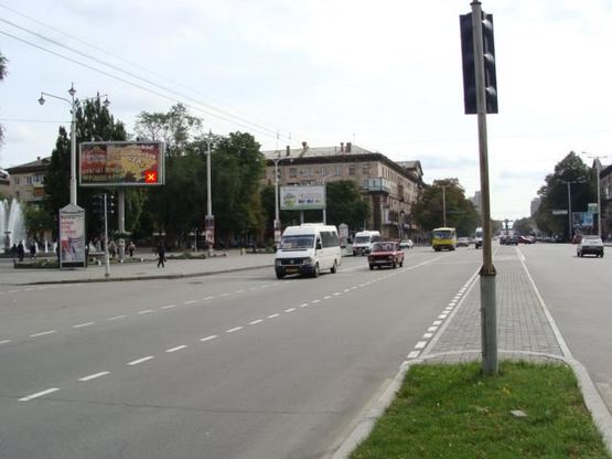 Фото рекламной плоскости по адресу пр.Соборний -пл.Маяковського, ст.Б (призматрон)