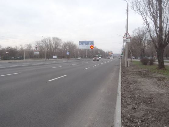 Фото рекламной плоскости по адресу Набережна магістраль  – каскад «Радуга», напр. руху до порту(призматрон)