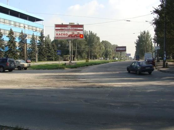 Фото рекламной плоскости по адресу Південне шосе (розподільча смуга) - пр.Металургів (напрямок руху до вул.Дігональної) (призматрон)
