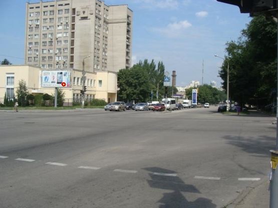 Фото рекламной плоскости по адресу вул.Шкільна – вул.Українська , ст.Б (призматон)