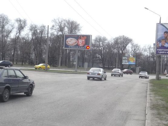 Фото рекламной плоскости по адресу пр.Соборний -вул.Б.Хмельницького, ст.Б (напрямок руху до греблі) (призматрон)