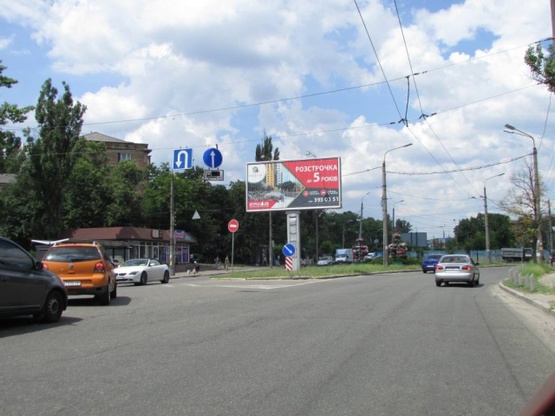 Фото рекламної площини за адресою Стеценко ул., 4 (Интернациональная пл.) разделитель по ходу из центра к  Интернациональной пл.