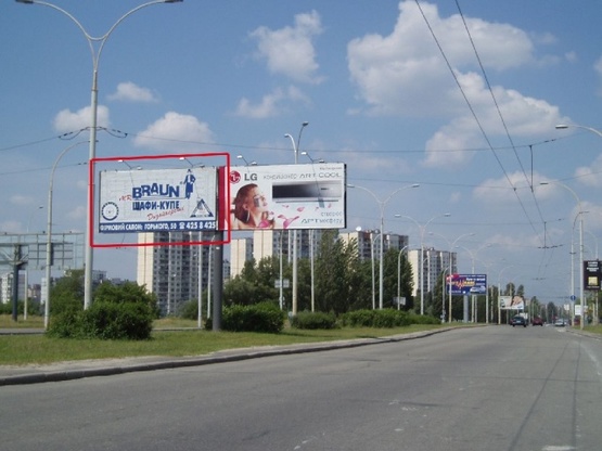 Фото рекламної площини за адресою Героев Сталинграда проспект / Московский проспект  (разделитель) по ходу на Оболонь из центра