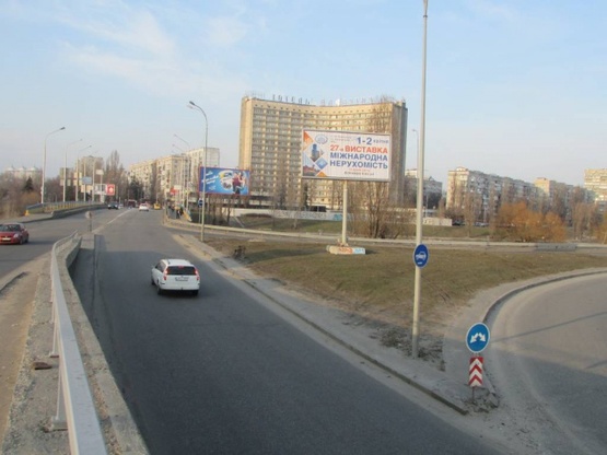 Фото рекламной плоскости по адресу Русановская набережная / просп. Воссоединения  (выезд на мост Патона)
