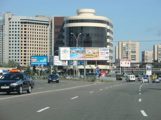Фото рекламной плоскости по адресу Сверстюка Євгена (М.Расковой) / Р.Окіпної, рух до М"Лівобережна"
