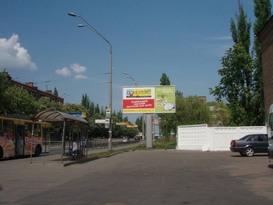 Фото рекламной плоскости по адресу Елены Телиги / И.Гонты (ост.трол.№27)