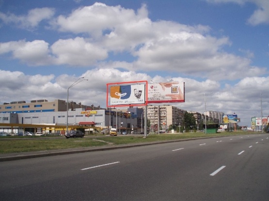 Фото рекламної площини за адресою Оболонский проспект, 2 (разделитель), по ходу от Петровки за 100м к  Метро"Оболонь"