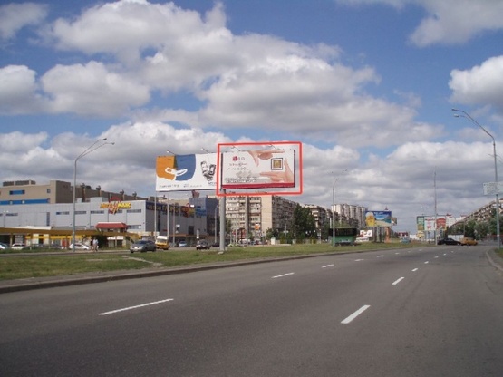 Фото рекламной плоскости по адресу Оболонский проспект, 2 (разделитель), по ходу от Петровки за 100м к  Метро"Оболонь"