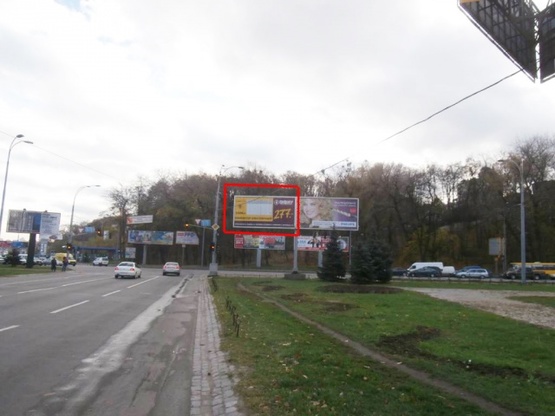 Фото рекламной плоскости по адресу Дружбы Народов бульвар (площадь ГВОВ) на светофоре съезда  с ул. Старонаводницкая