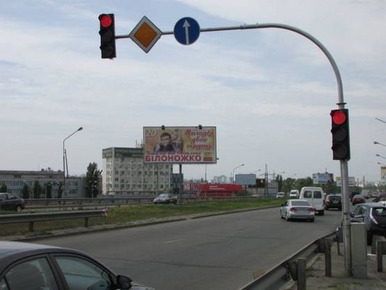 Фото рекламной плоскости по адресу Богатырская ул., разделитель / на мосту  по ходу в Вышгород с проспекта Степана Бандеры (Московский)