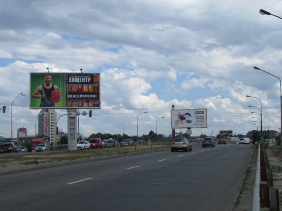 Фото рекламной плоскости по адресу Богатырская ул., разделитель / на мосту  по ходу на  проспект Степана Бандеры (Московский)