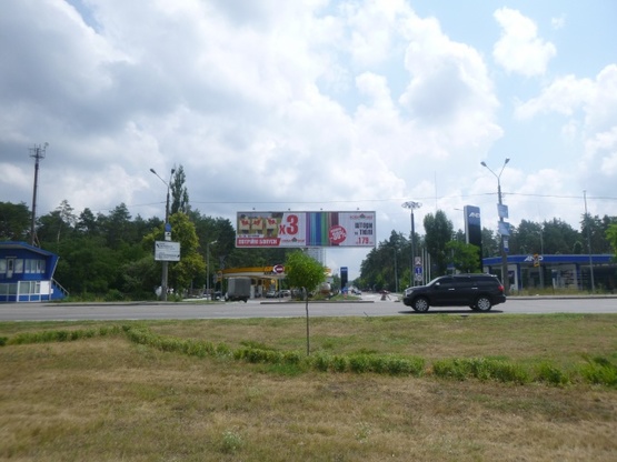 Фото рекламной плоскости по адресу Харьковская площадь (на территории АЗС БРСМ за поворотом на Бортничи)