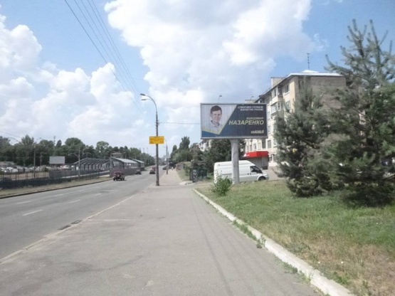 Фото рекламної площини за адресою Космонавта Комарова проспект, між будинками 26 та 28, рух із центру міста