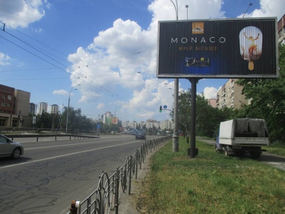 Фото рекламной плоскости по адресу Перова бульвар, 48 (після 80 метрів від перехрестя з вул. Кибальчича Миколи, рух в бік Троещини)