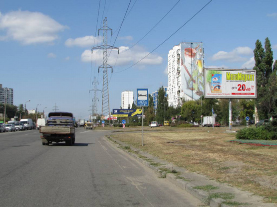 Фото рекламной плоскости по адресу Братиславська, 4 (на розподілювачі), після 250 метрів руху від (М)"Чернігівська"